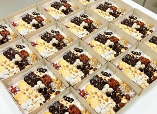 Vánoční cukroví právě u nás! Připravili jsme si pro Vás vánoční box s 20 druhy cukroví, které je dárkověa tématicky...